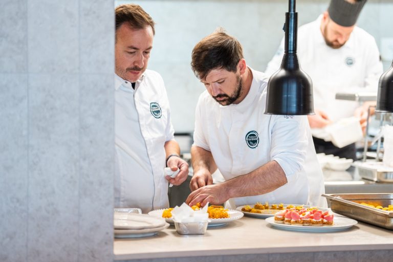 Chefs des maisons du collectif Traiteurs d’Avenir au dressage, lors des Brigades Unies 2026 à Lyon