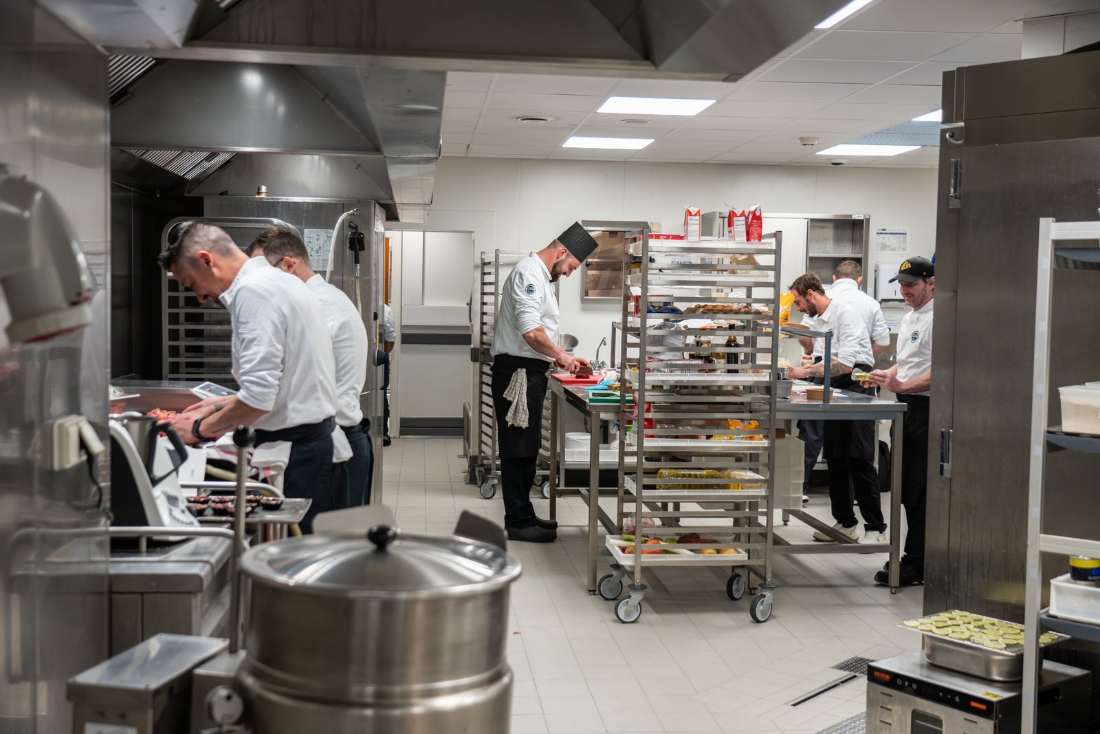 Les brigades des maisons membres réunies en cuisine à Eurexpo Lyon