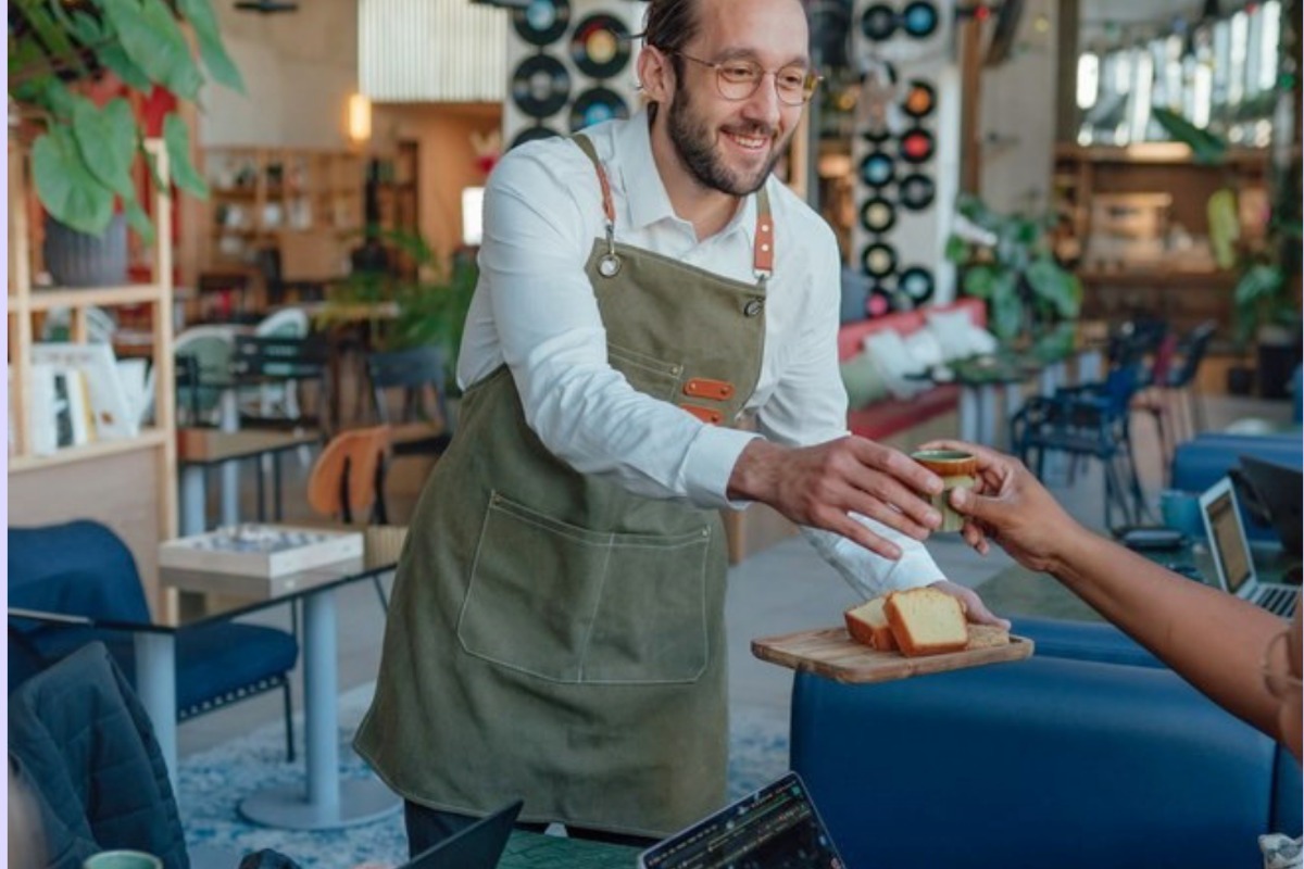 Un équipier Trèfle sert un client au comptoir de restauration installé en entreprise